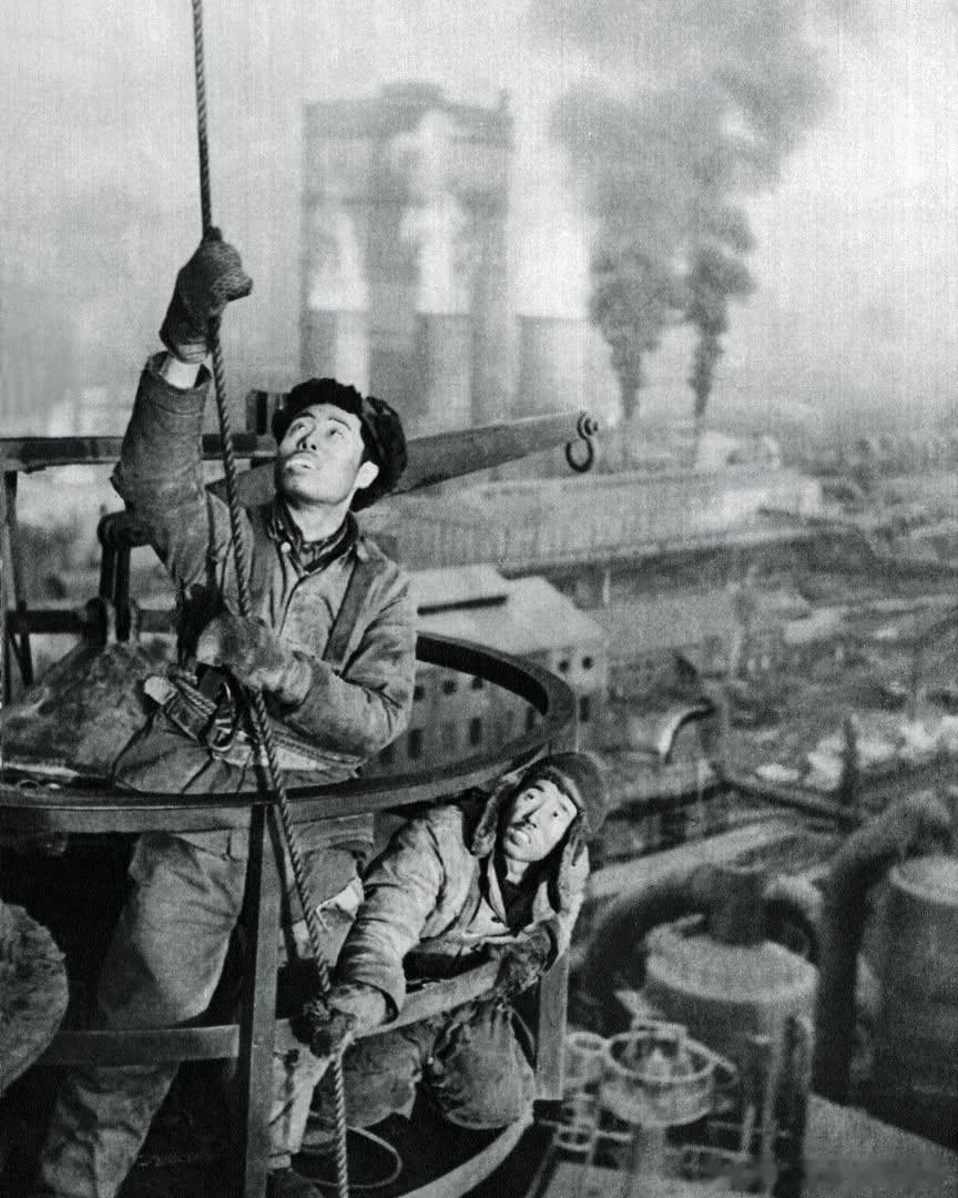 1953年，修建高炉瓦斯管道的鞍钢工人。In 1953, Anshan Iron