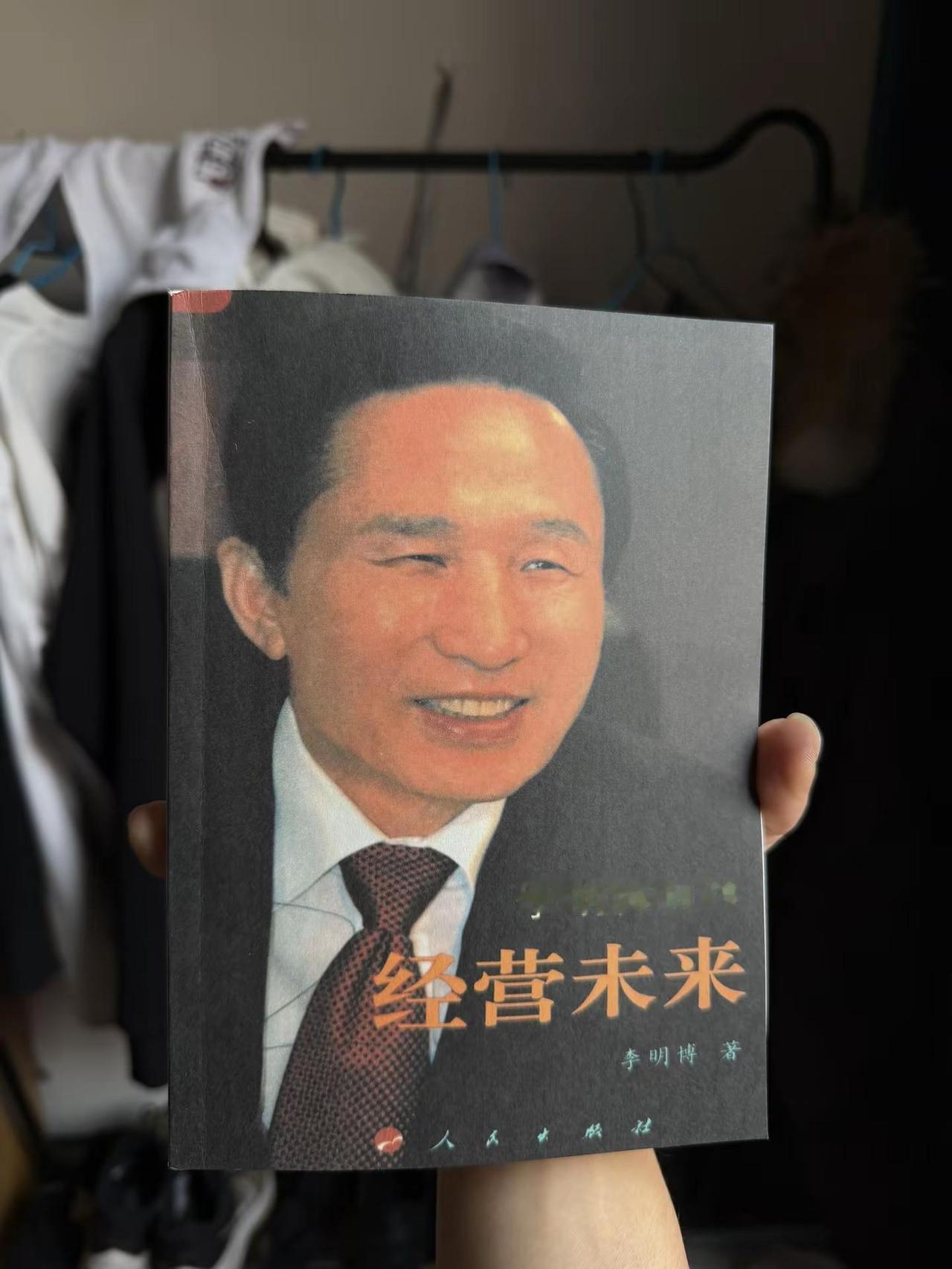 破旧的草帽遮不住少年的自卑 更遮不住他的野心