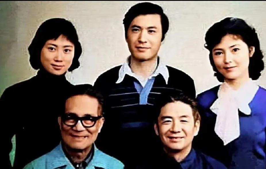 这张合照里，只认出了姜黎黎和李岚。姜黎黎是一代人心里永远的红牡丹，李岚还记得吗？
