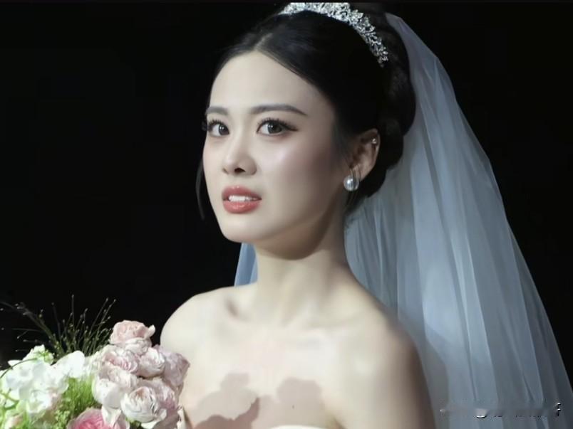 这位新娘让我终于理解了两个成语，一个是梨花带雨，一个是我见犹怜。