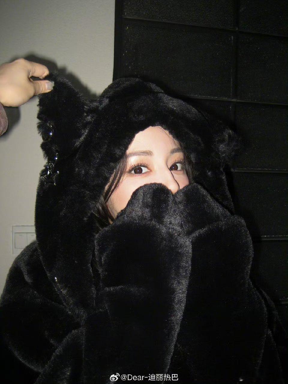 小猫🐱三连拍 可爱到想揣进口袋里。。不过最后一张这是在干什么😖 