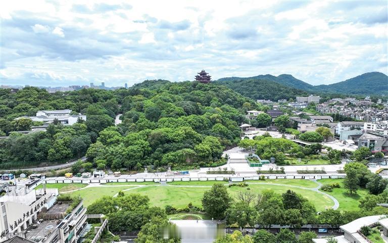 吴山广场最终选择取消原有的地下万象系商业规划，全面回归“开放式纯市民广场”的定位
