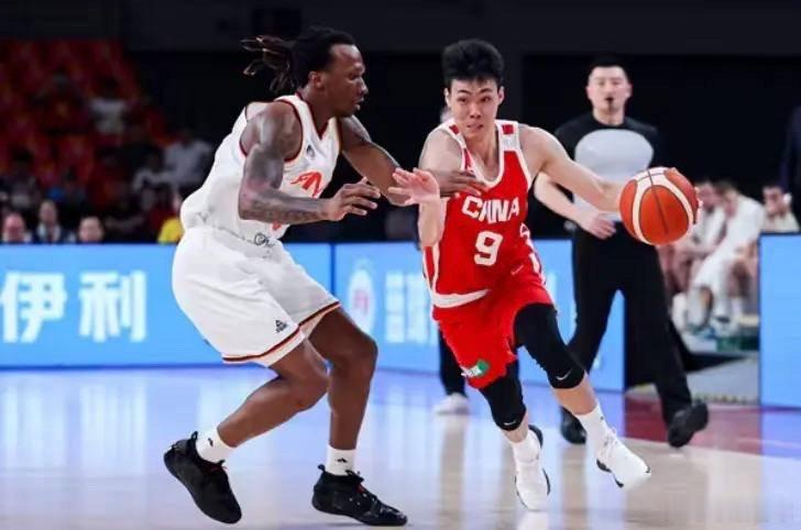 北京时间6月4日，中国男篮今夏热身赛背靠背比赛，继续坐镇主场对阵塞尔维亚KK F