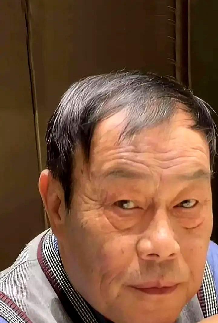 杨威在镜头前甩出一句“他赚大钱我没沾光”，一把掐灭网友捧了大半年的“杨氏兄弟”C