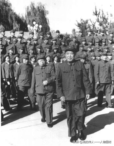 1978年，李达(中)接见参加总参通信部专业技术竞赛的干部、战士。左后为总参谋部