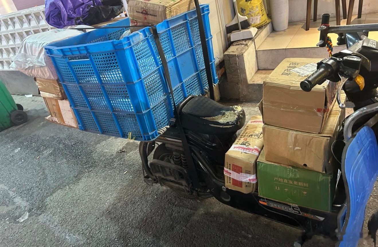在上海一不小心包了一辆快递车 这哪里是快递车 分明是快乐贩卖车 整车都是快乐[d