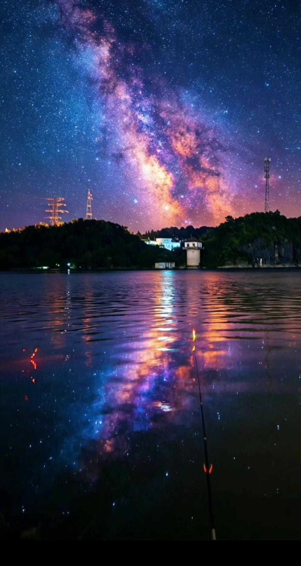 傍晚坐在江边，看星河垂野，水面波光如碎银，鱼竿轻垂，时间仿佛都慢了下来。

此刻