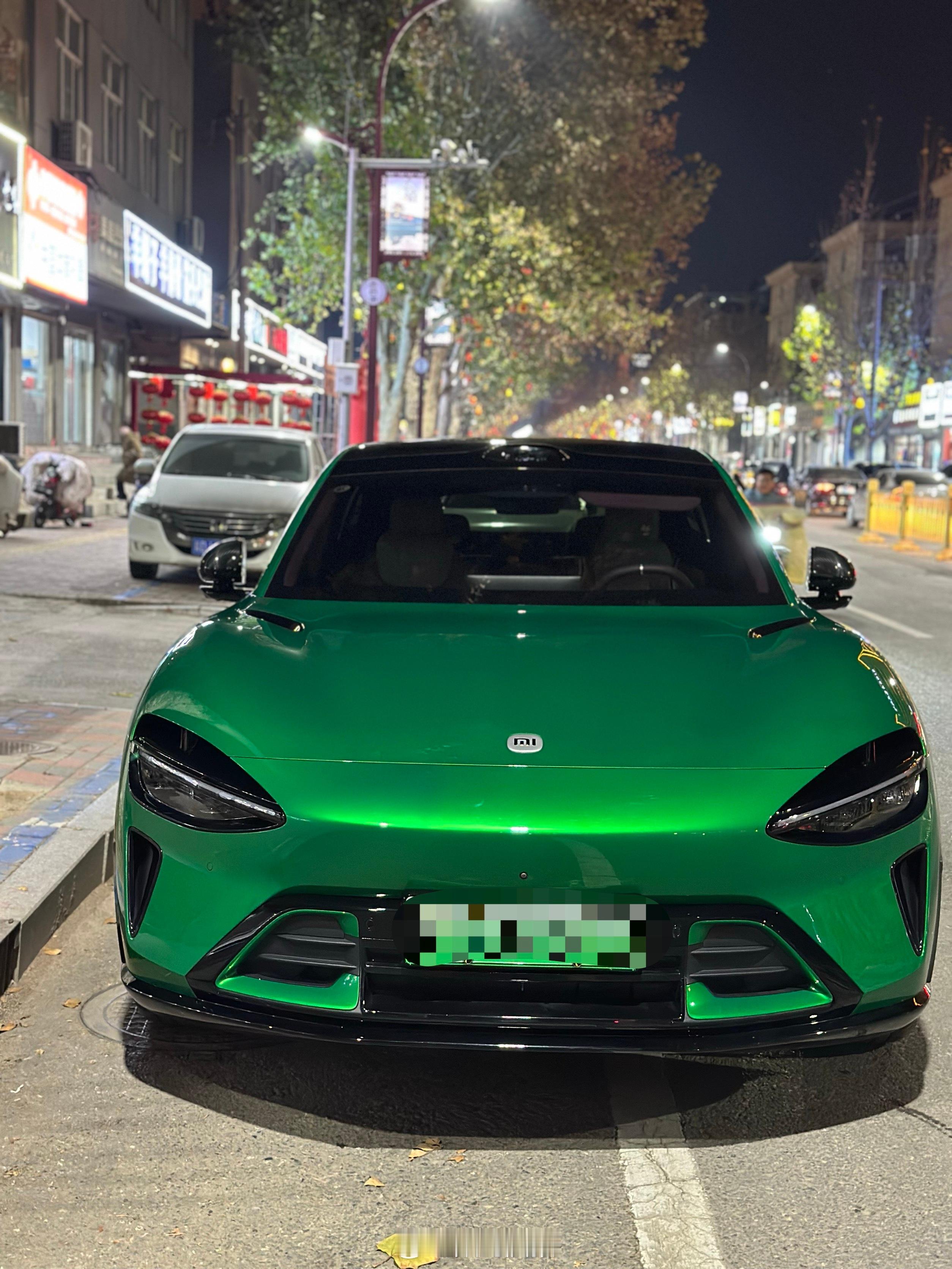 大街上白车和黑车有很多，停一辆绿色小米YU7，真的太扎眼了，忍不住回头多看几眼 