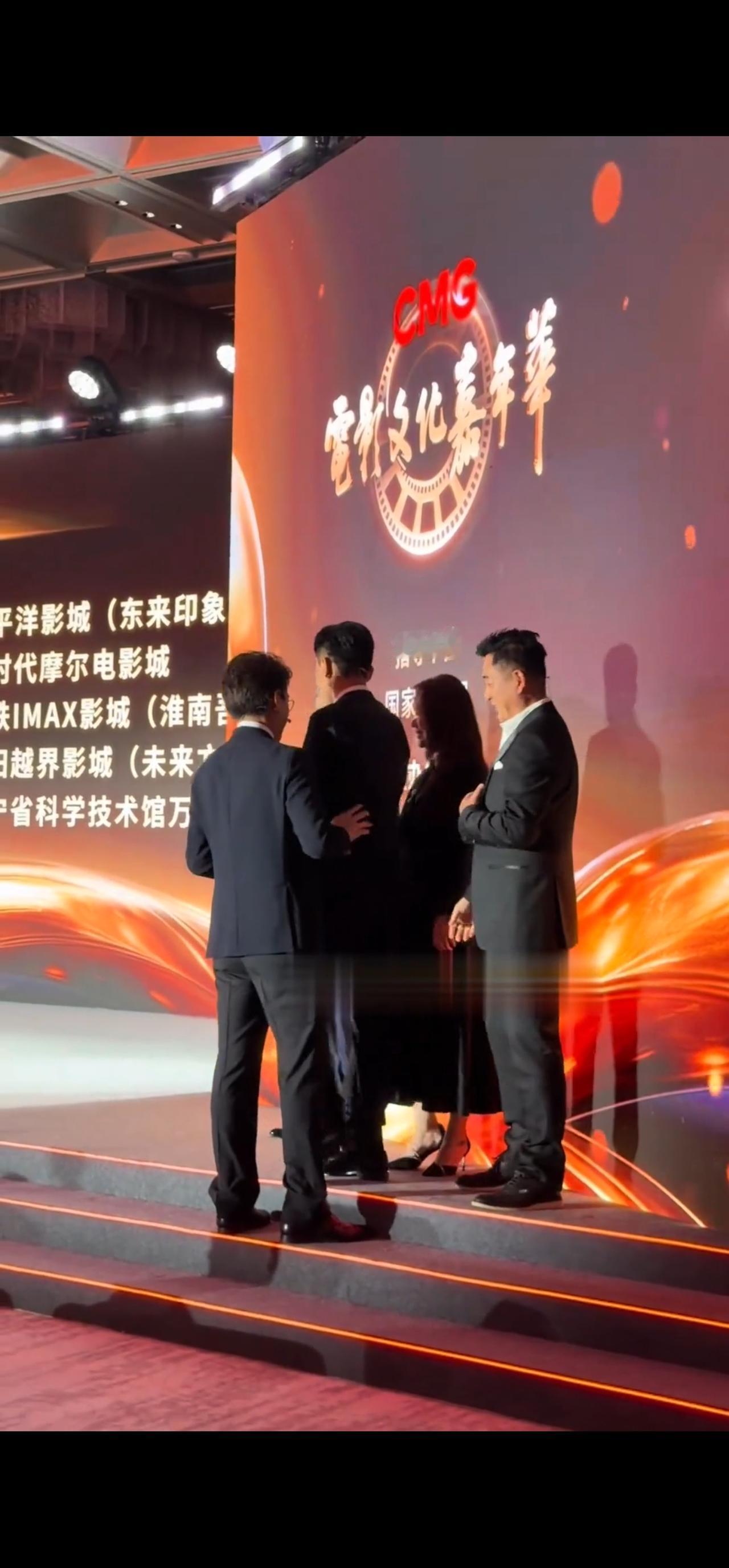 以为靳东是让C位，没想到折腾半天他还是在C位上，看他跑到队伍的边上去拽刘烨，以为