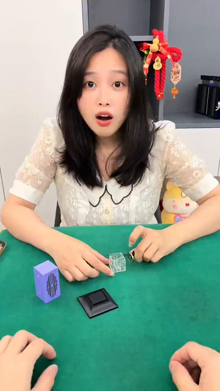 视频中的箭穿戒指是如何做到的？非常的简单，问题就出现在底座的上方。
·在底座的一