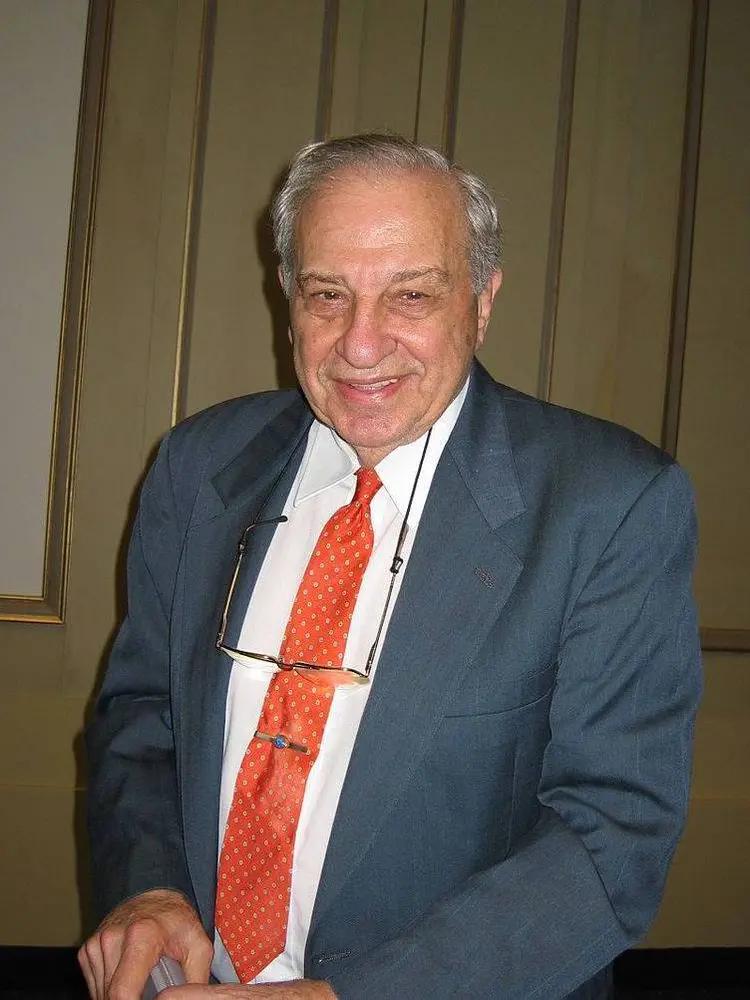 2025年的东京街头，一名法国青年在人流中摆起“露天课堂”。600余张日军侵华时