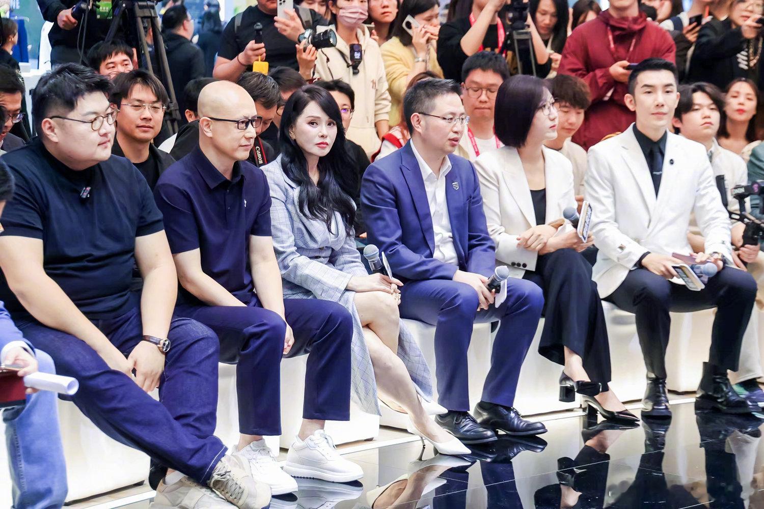 伊能静易立竞都选奕境互怼是表象，共鸣才是内核。伊能静与易立竞在出行理念上碰撞出火