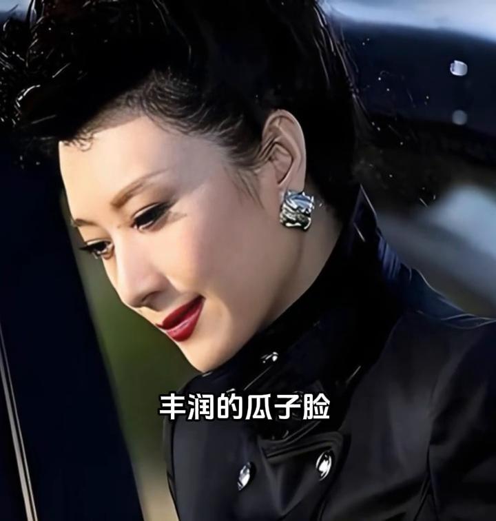 娱乐圈从不缺美人，但像她这般独特的实属稀有。丰润的瓜子脸，端庄又大气，演技炉火纯