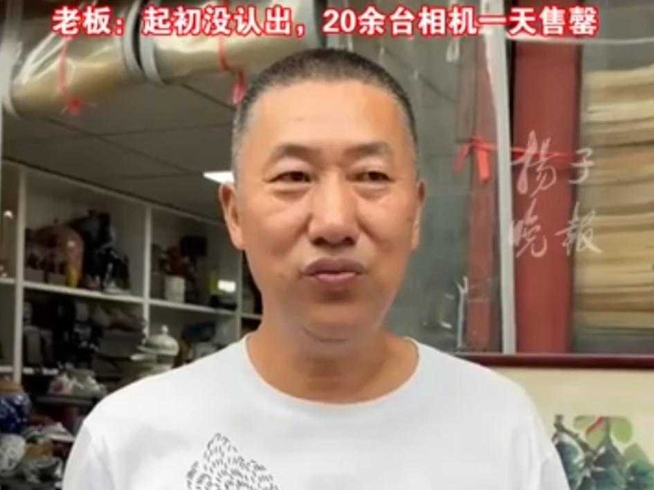 近日，王源发布南京探店VLOG后，藏于仓巷的三十年旧货店“潮流书社”意外走红，店