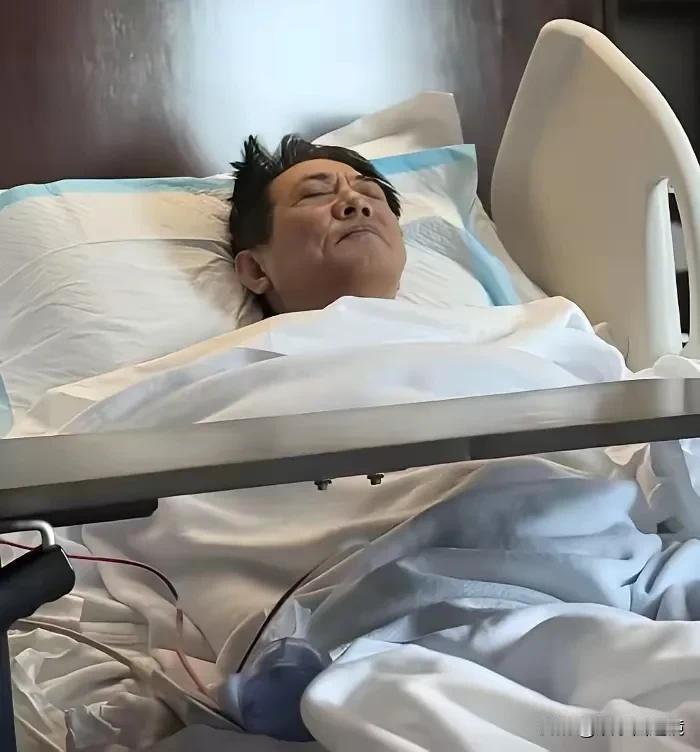 据说李连杰这回住院，妻子利智并没有守候在病床前，而是由医务人员对他进行照料。
这