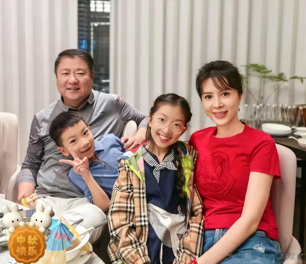 金巧巧高调秀恩爱！9月17日，被曝和博纳影业老总离婚的金巧巧，突然晒出一家四口的