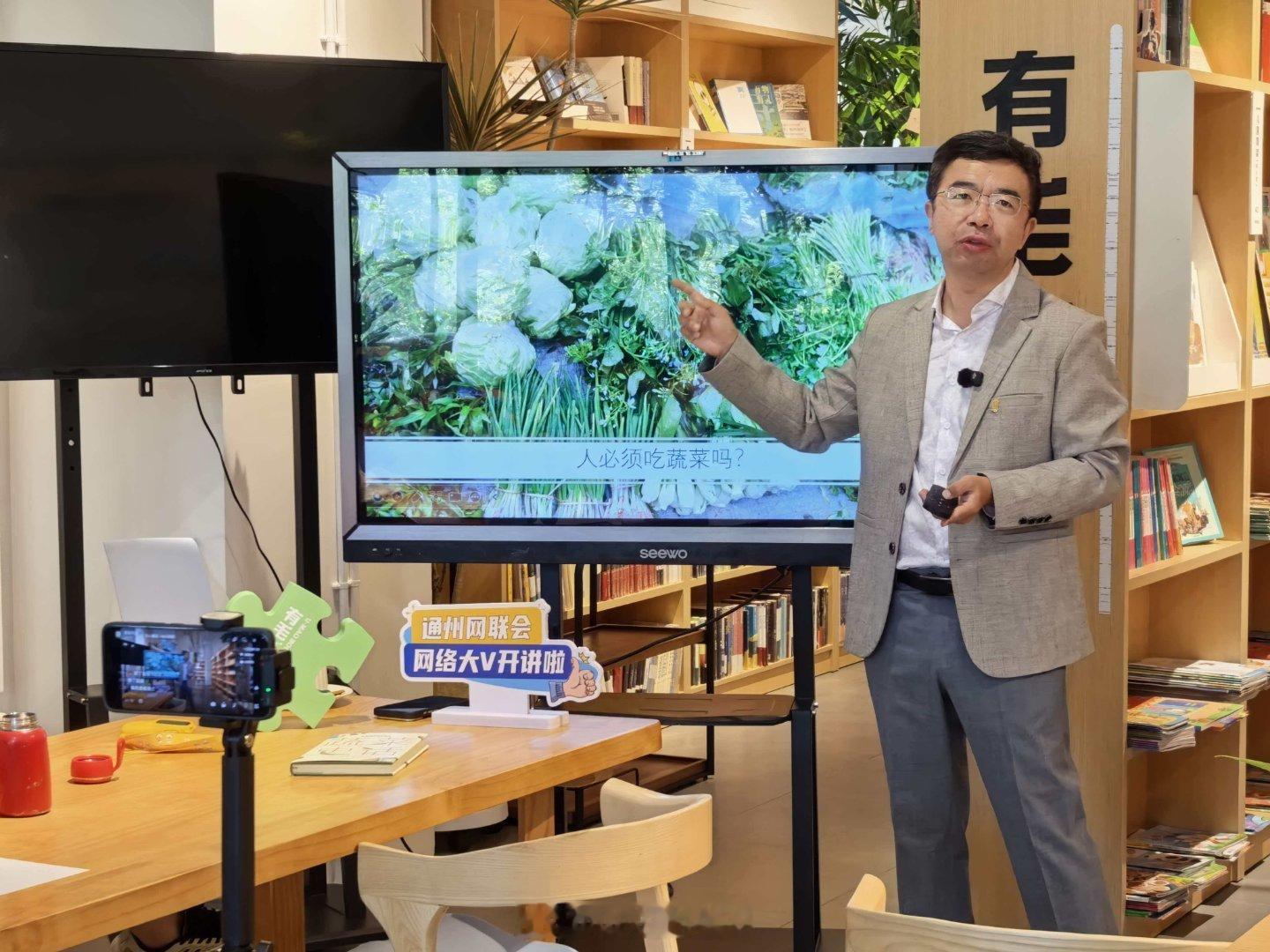 来听讲蔬菜史话讲寄生虫的时候，孩子们都没见过蛔虫了于是又回忆起当年驱虫吃宝塔糖丸