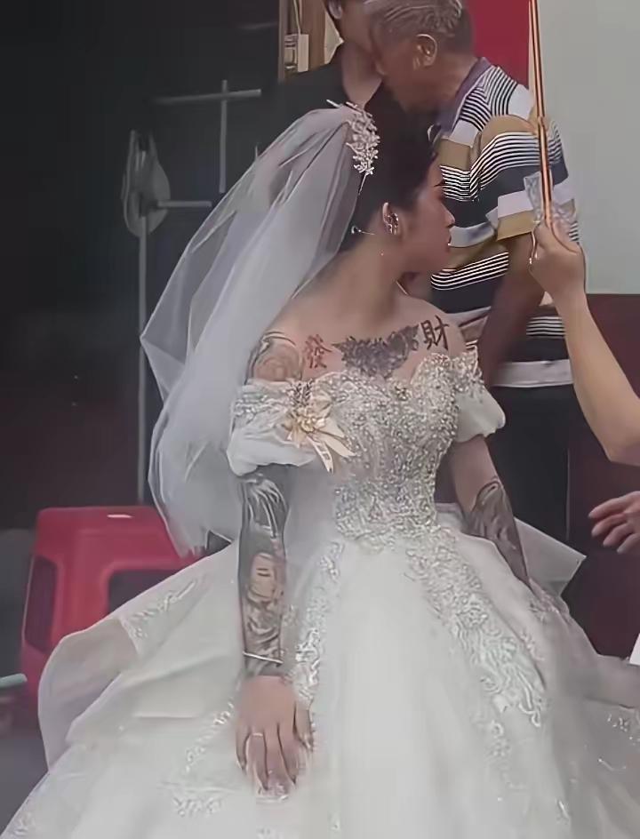 这是谁家女儿、又是谁家儿媳，这是谁的妻子、又将是谁的母亲？
 
农村婚礼上，男方