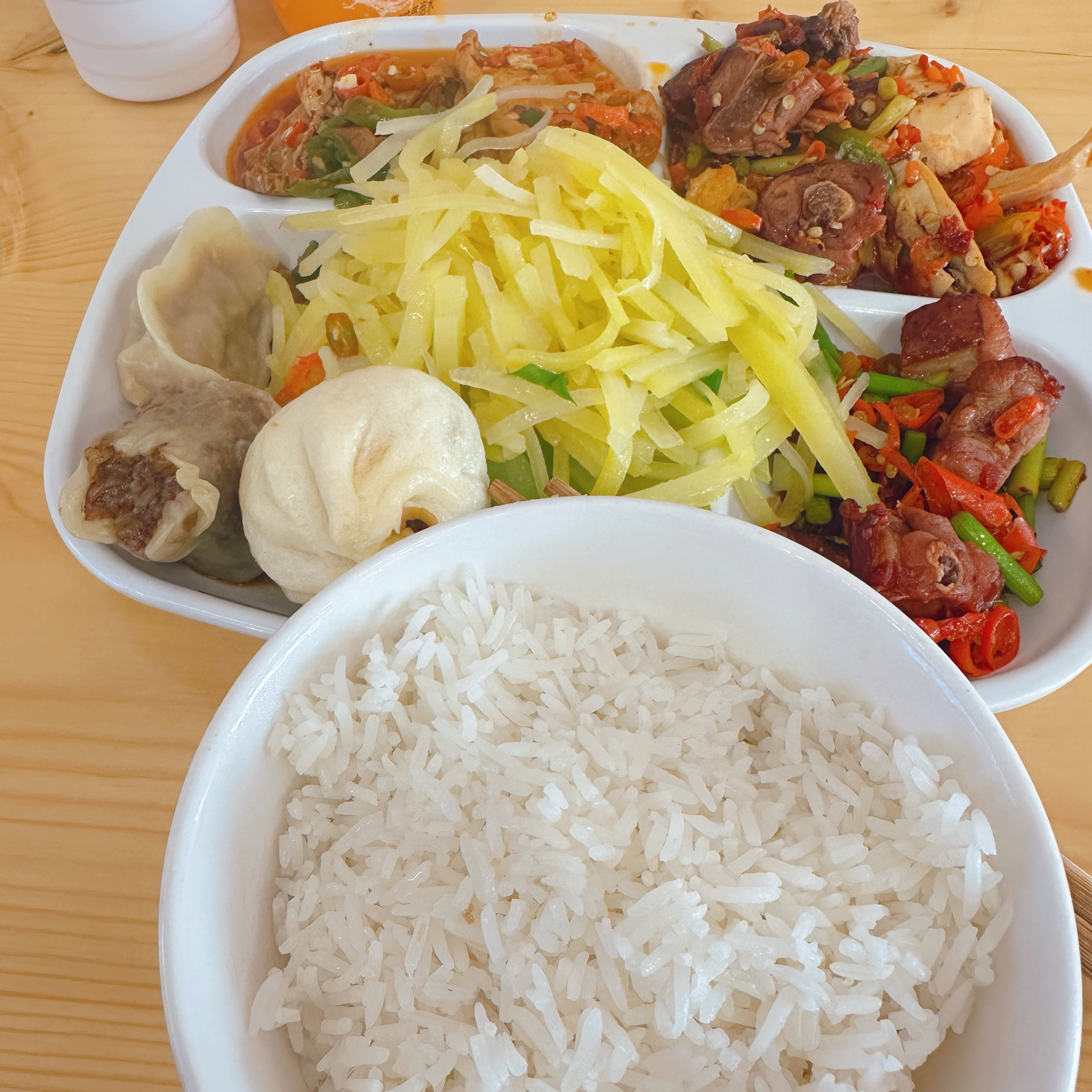 连着上完两节课化身饿死鬼，真！的！好！饿！[苦涩] ​​​