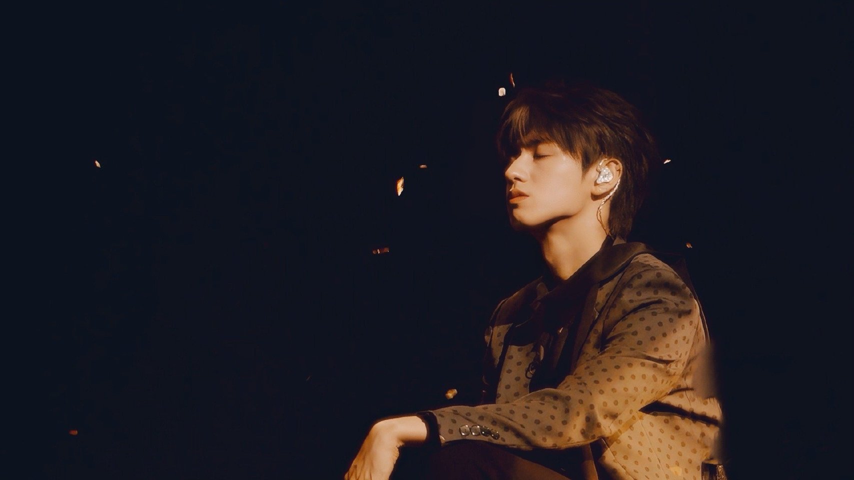 摸了一下朱志鑫的下巴受伤了 谁没被朱志鑫舞台蛊到？《转身即心痛》里他下颌线锋利出