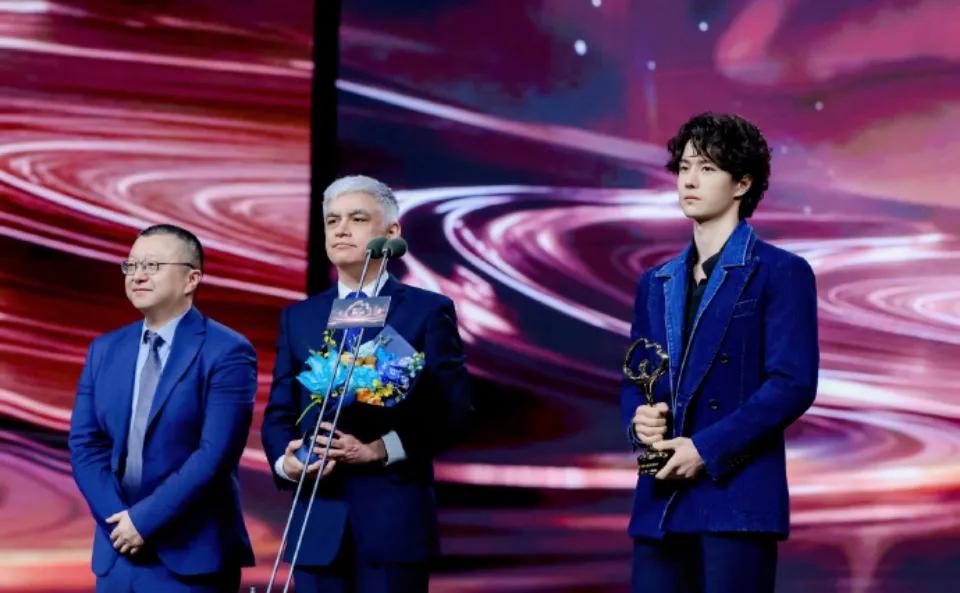 有多少人发现微博之夜王一博不动声色的救场了！

昨晚的微博之夜，在领取《探索新境