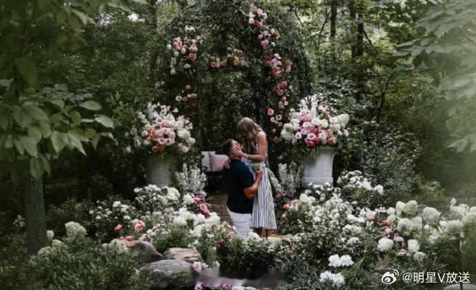草莓熊在自家后院求婚霉霉草莓熊录完播客后求婚霉霉 草莓熊在自家后院向霉霉求婚成功