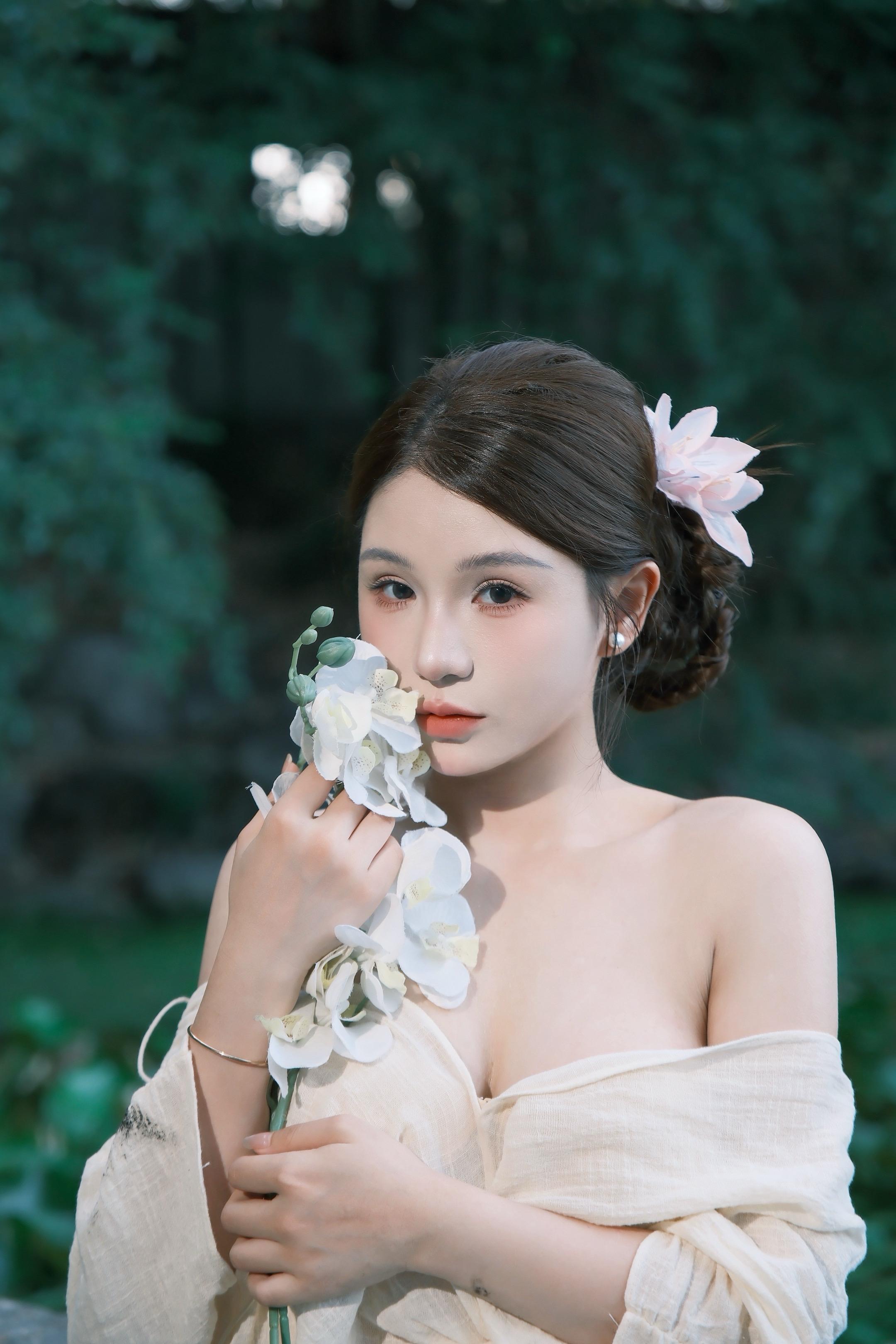 “你像一场大雨 淋湿我的眼睛”