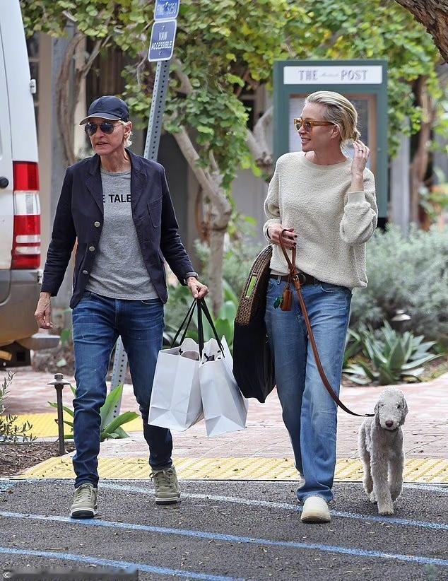 欧美八卦新闻，67岁的艾伦·德杰尼勒斯结束在英国一年的生活，与妻子波西亚·德·罗