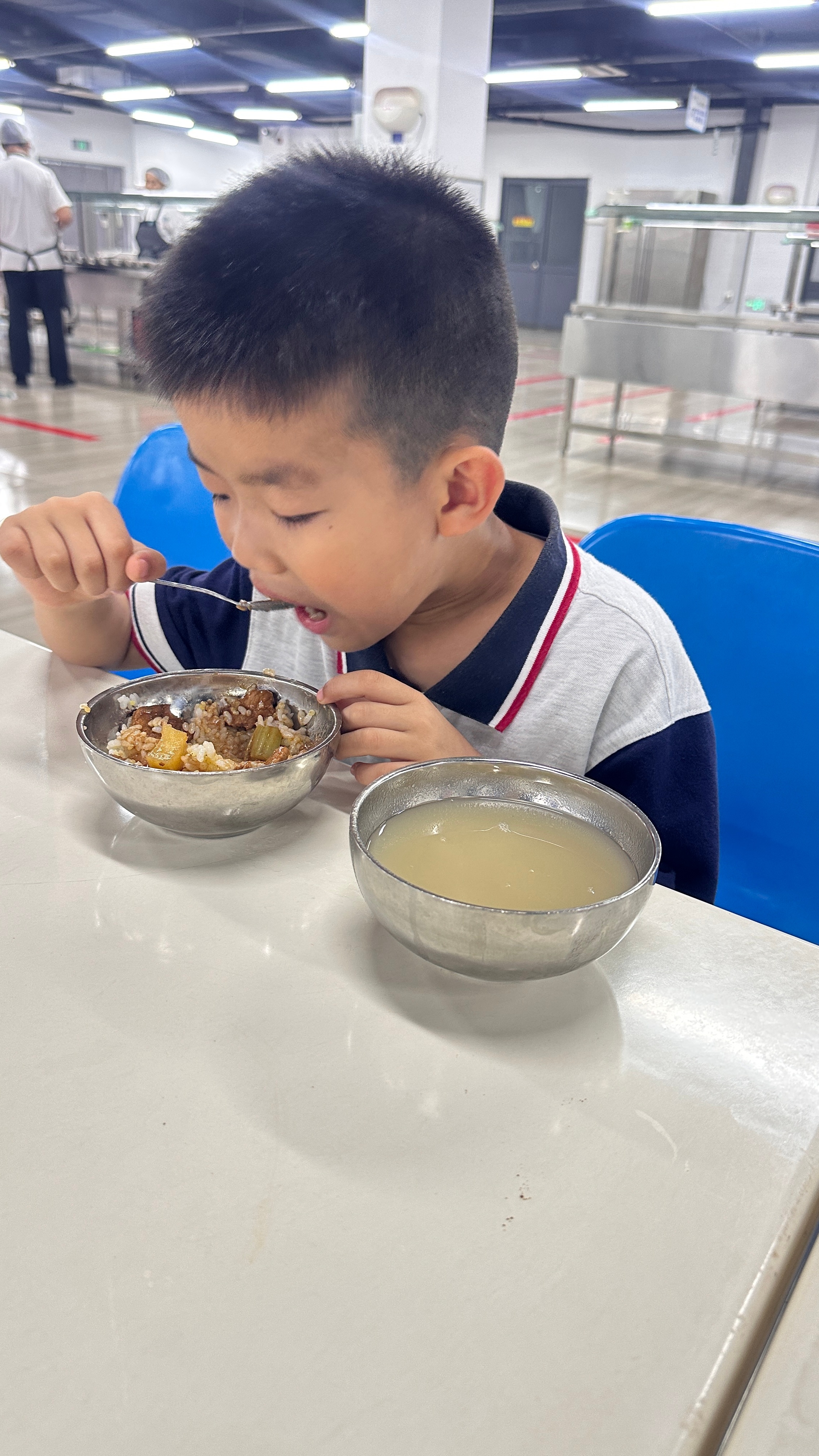 下午吃饭润润：妈妈你都这么大个人了为什么还跟小孩似的撒娇呢你看，奶奶都不撒娇，她