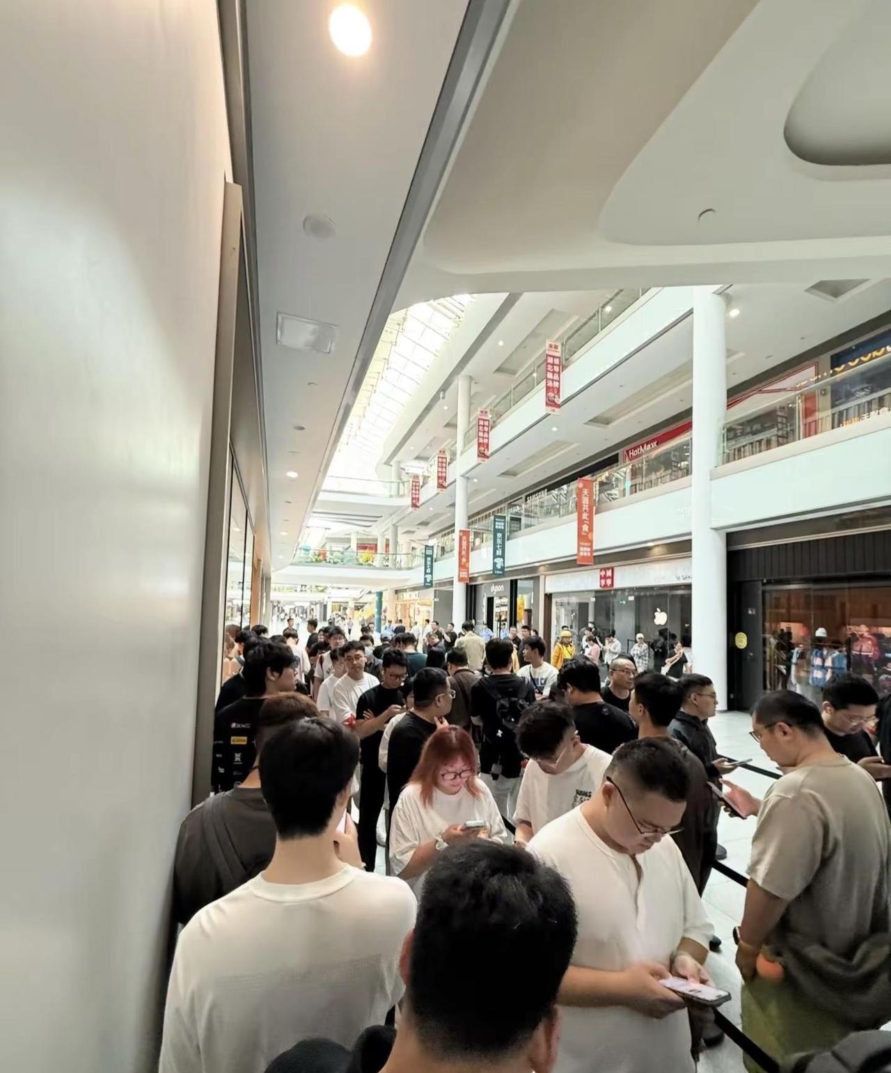 iPhone18首发日北京荟聚排队实况 我就想拿到刚拆封的热乎新机北京荟聚秋天音