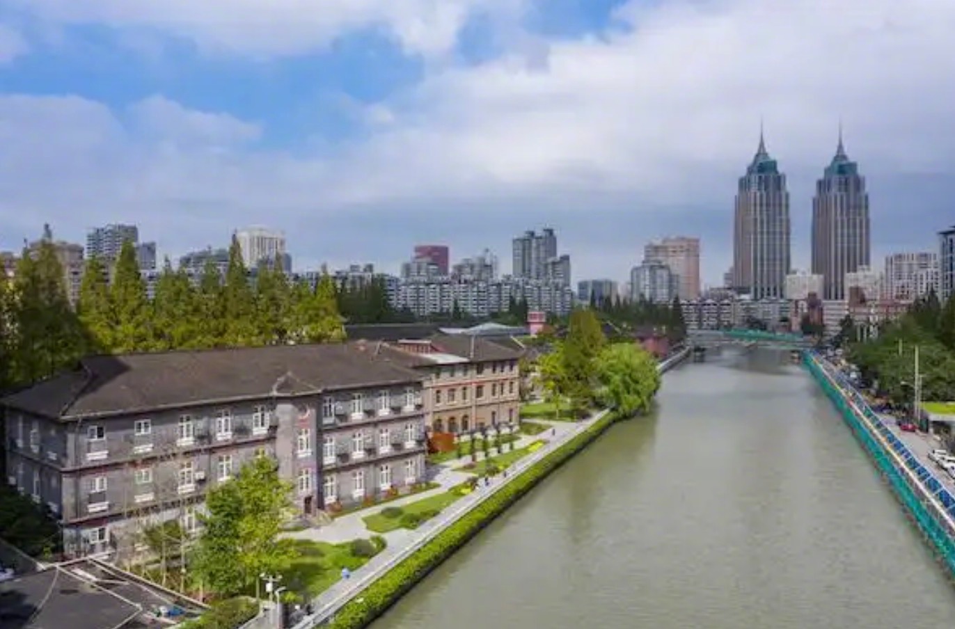上海的华东政法大学临苏州河一侧拆掉了围墙，学校与街区、社区融为一体，游客可以自由