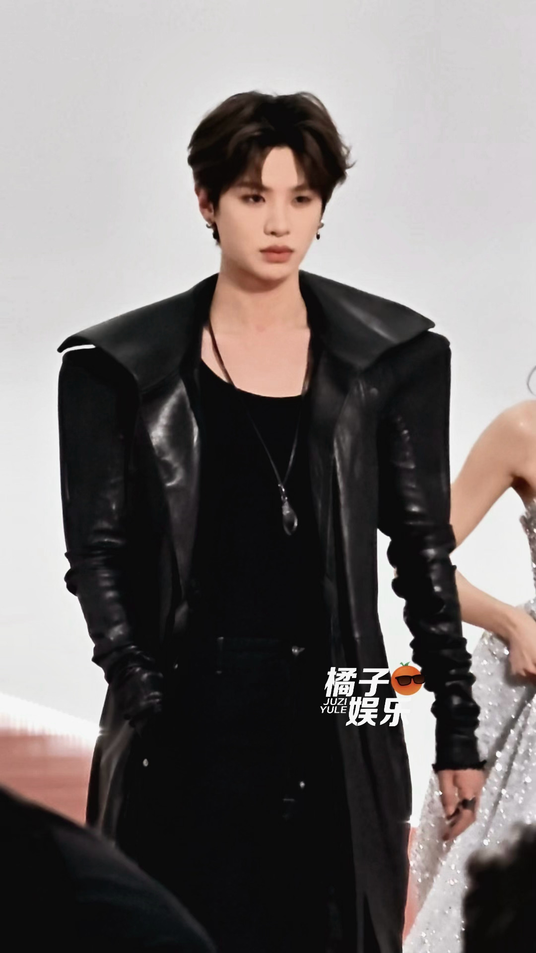 所有人来看黄明昊走过来这个气场…我跪了黄明昊走过来的气场 星光大赏红毯