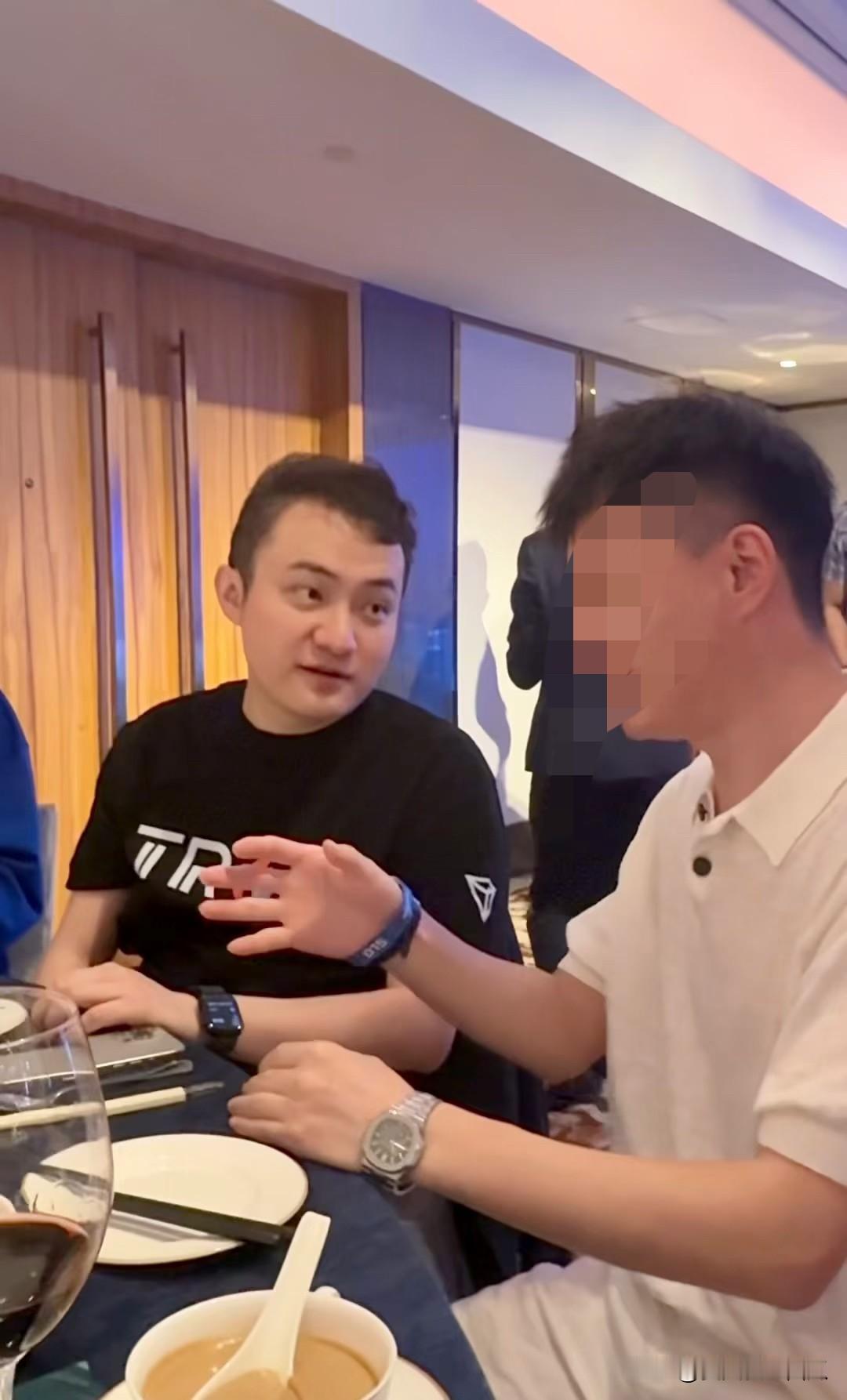 孙哥喜欢钱，是因为小时候的生活经历！
大学的时候，在同一个社团待过，邮件联系过几