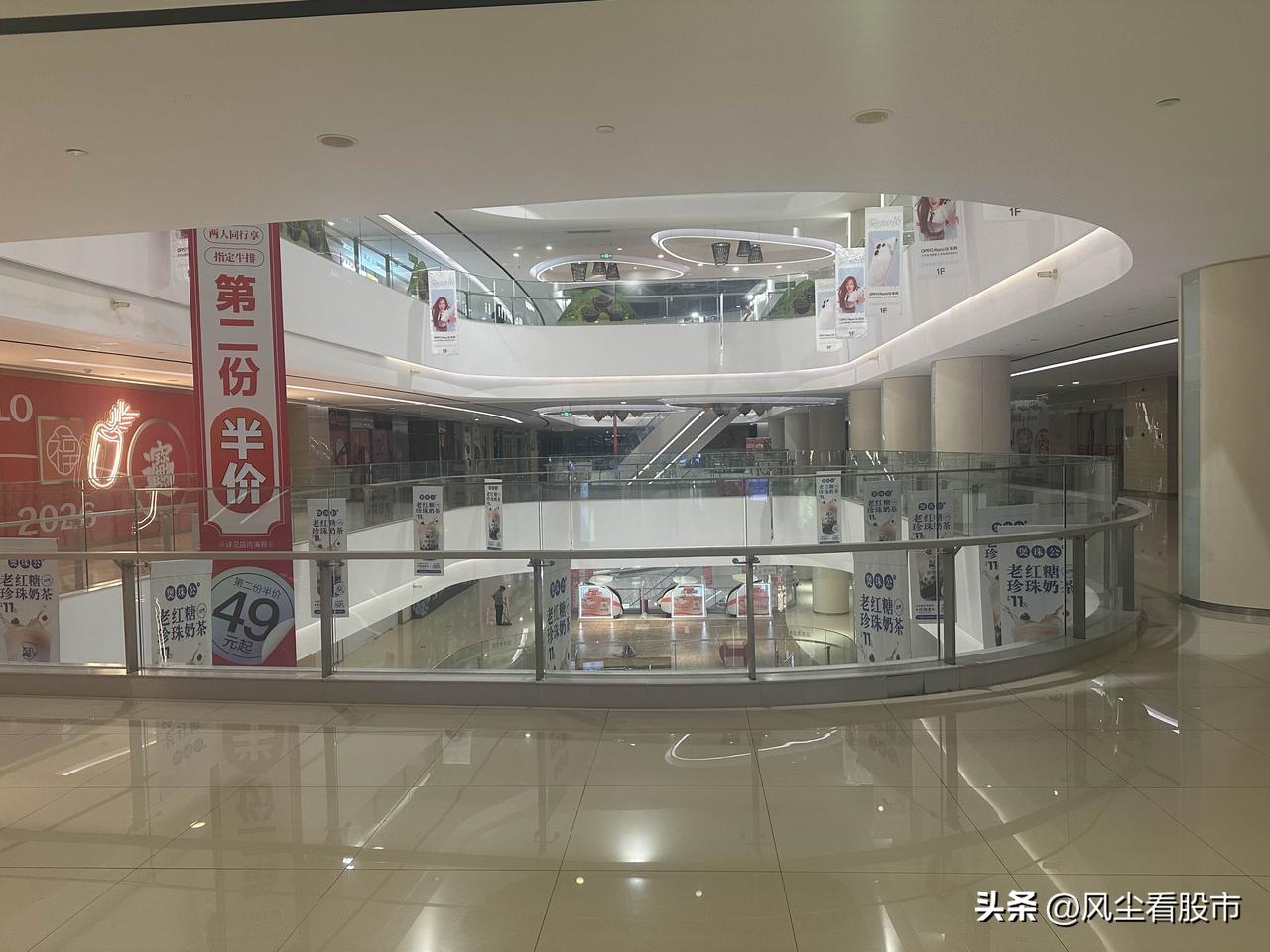 这可不是偏僻的商场，周边十几个大小区，住着40万人的沿海城市，一个商场三分之二的