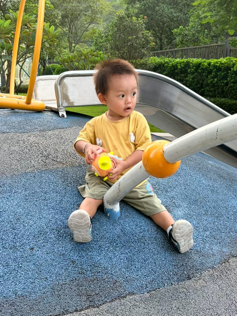 带娃去楼下玩耍，到楼下拿快递才发现手机不见了又抱着娃返回去找了一个宝妈帮忙打电话