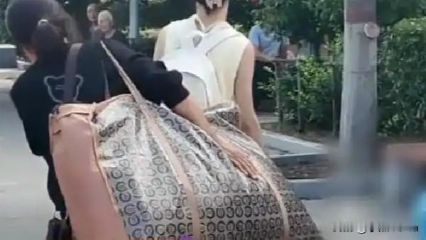 近日2026开学季，湖北襄阳一位母亲独自扛着50斤重的行李，送考出593分的女儿