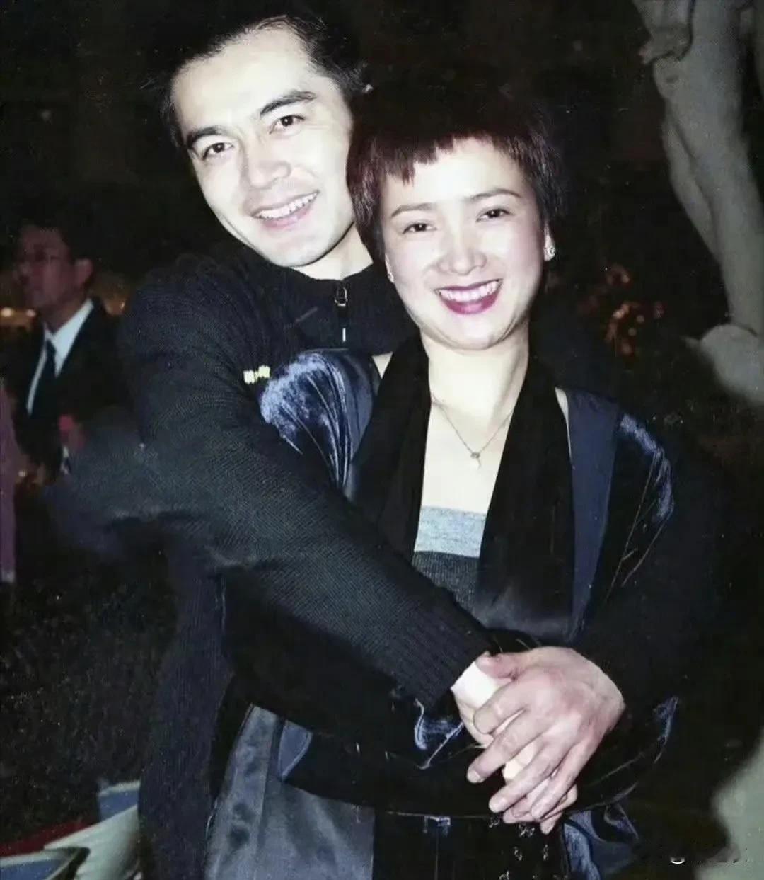 何晴以前接受采访时说；她和许亚军离婚了关系也依然很好，所以许亚军即使作为何晴的朋