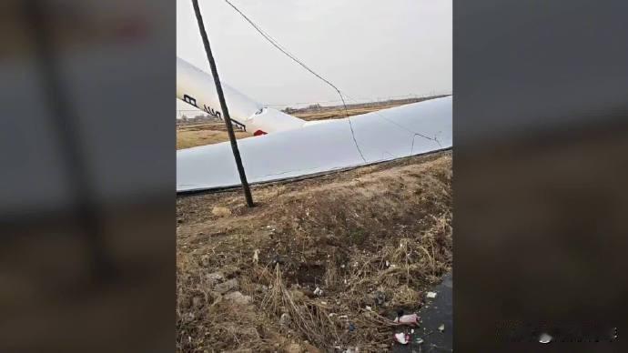 4月11日晚上，辽宁省铁岭市铁岭县阿吉镇的一架风力发电机的柱子（塔筒）突然断裂倒