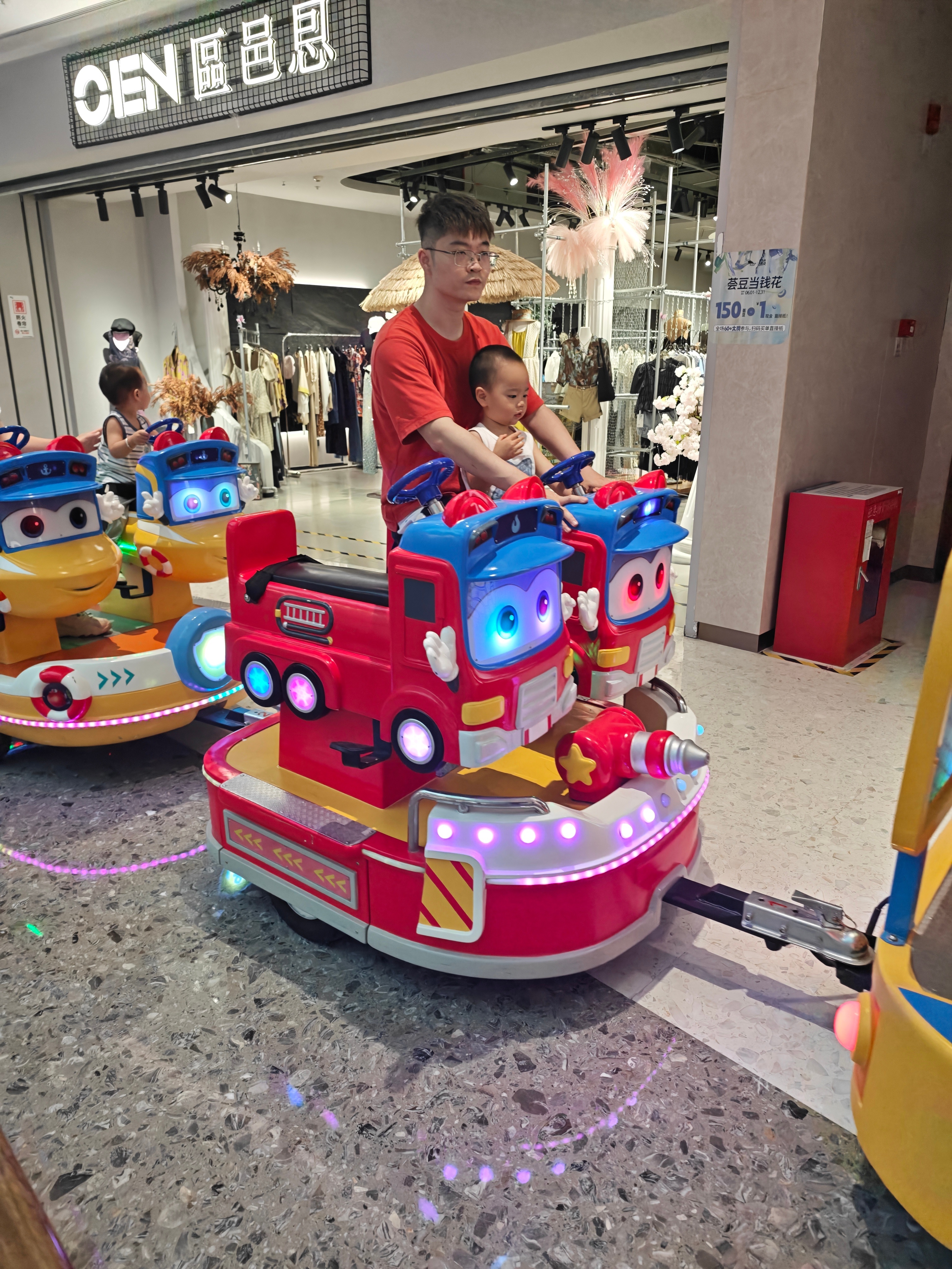 闲逛商场时撞见观光小列车，我跟朋友闲聊，说小时候哪舍得坐这个，我妈向来不让我把钱