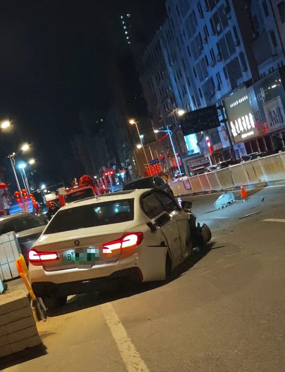 未成年人驾宝马连撞多车弃车逃逸？目击者讲述经过，福建警方暂未