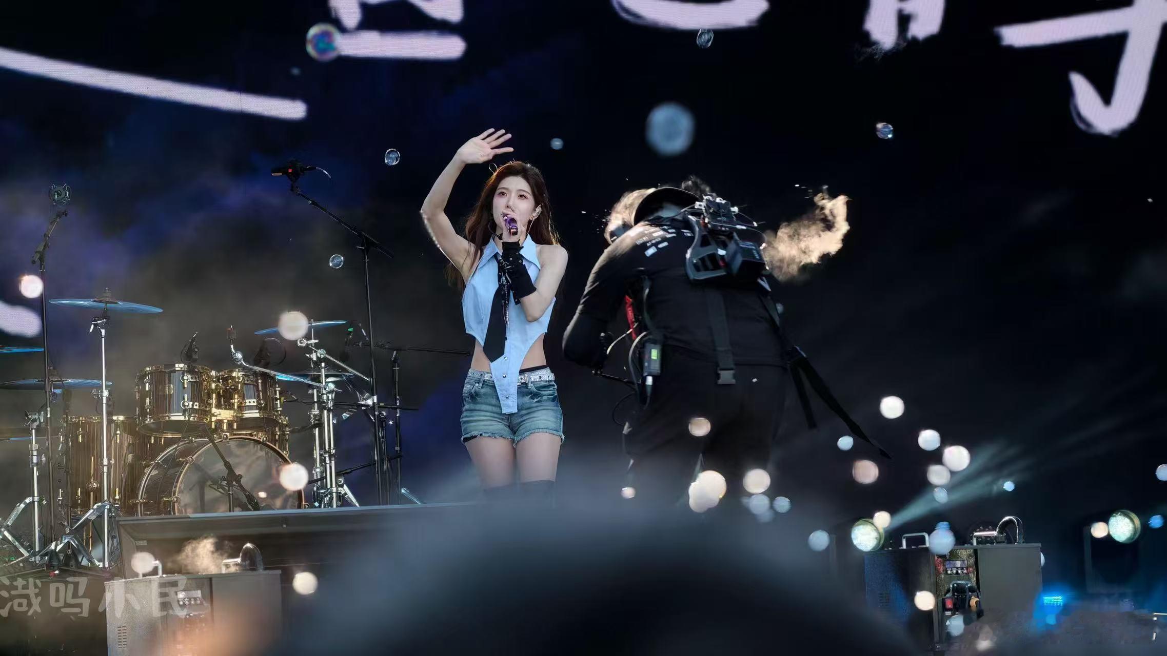 沈梦瑶媚粉小天才谁看福州泡泡岛音乐节不说沈梦瑶是魅魔转世，一上台就掌控全场，媚到