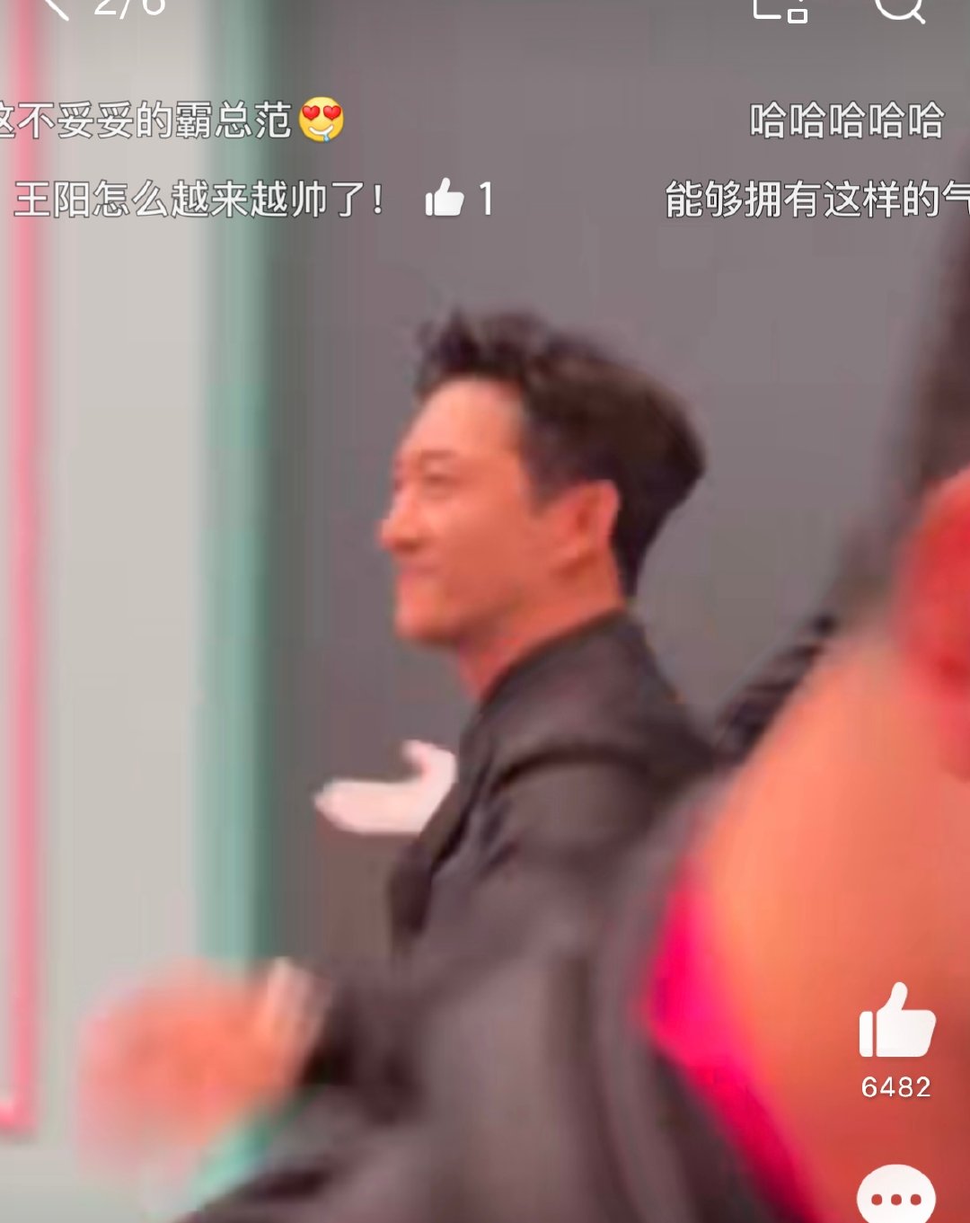 王阳像来收购尖叫之夜的  尖叫之夜红毯，王阳一现身便成焦点。笔挺身姿，帅气着装，