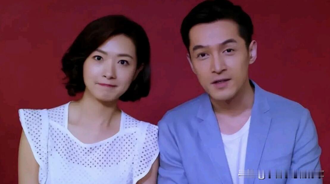 这是胡歌跟女演员在影视剧作品里的一张剧照，他们扮演的夫妻看起来还挺搭的，郎才女貌