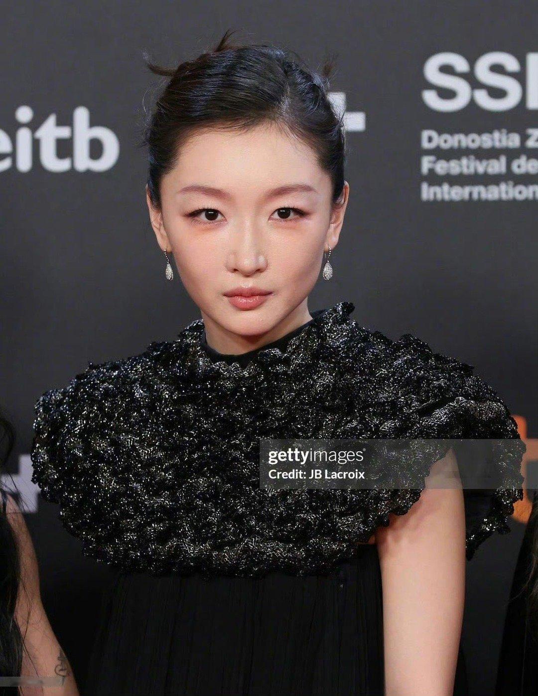 周冬雨圣塞生图直出 周冬雨圣塞亮相的生图来了！身着定制款礼服，整体造型简洁大气，