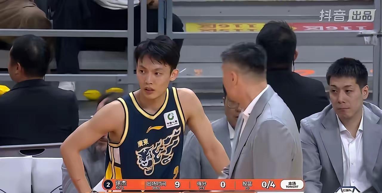广东球迷太溺爱徐杰了！只要徐杰打不好广东球迷就称是杜锋不会用他，是胡明轩和外援抢