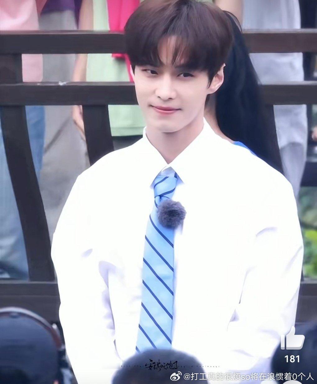 何与真凑啊眼睛比李昀锐更bug但其他还不如李昀锐 