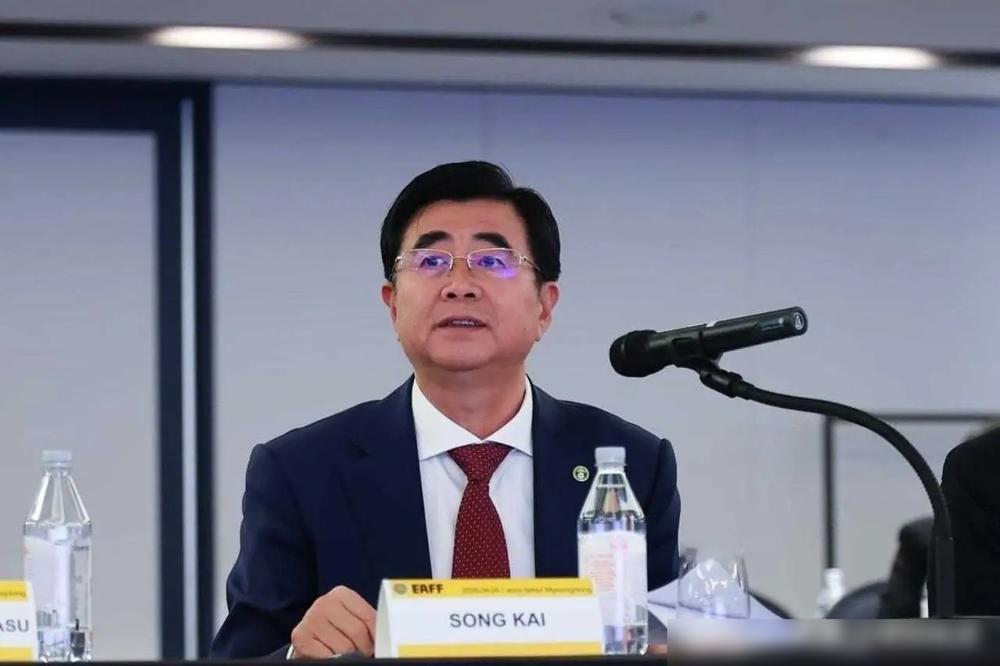 别为宋凯当选欢呼了，那张主席椅，根本不是用战功换的。
你没看错。一边是亚洲杯0