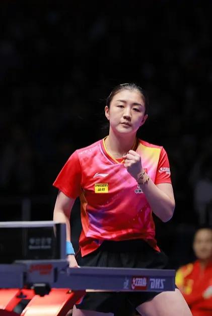 在釜山世乒赛团体赛决赛中，中国女乒以3:2战胜日本队夺得考比伦杯，实现六连冠，这