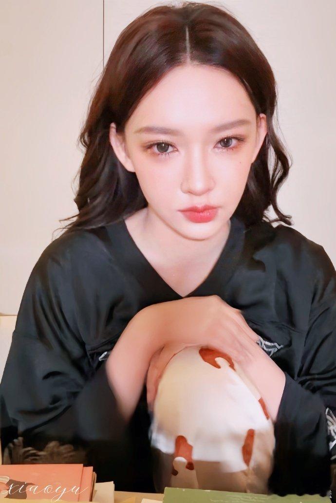 程潇直播程潇读信哭了 看了直播更爱这位小女孩了，读粉丝信哭得梨花带雨，还去超话和