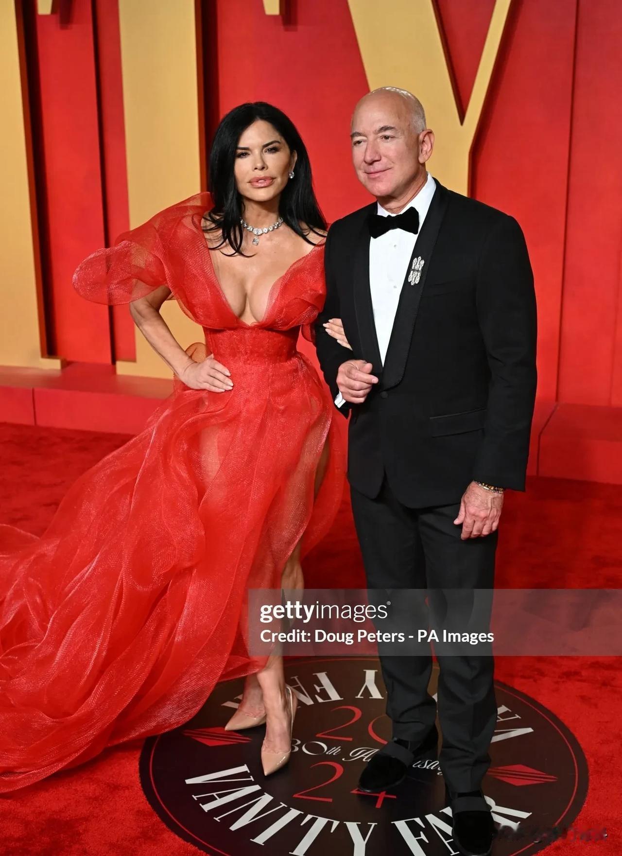 桑切斯和贝佐斯看起来还挺般配，男帅女美！
桑姐看起来永远是那么女王范，自信大气的